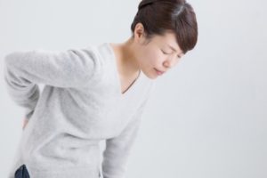 姿勢性腰痛の女性