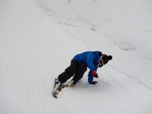 スキーで転ぶ少年