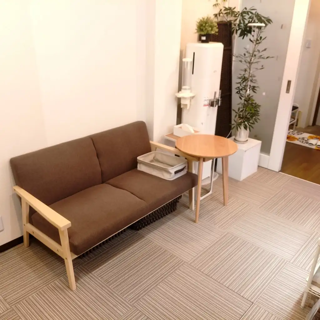 長岡市の整体院Linesのカウンセリング用ソファとテーブル