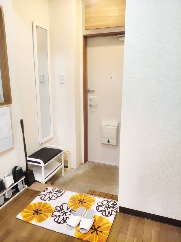 長岡市の整体院Linesの玄関入口。清潔感のあるシンプルなエントランス