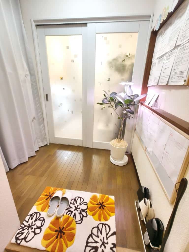 長岡市の整体院Linesの玄関スペース。明るく落ち着いた院内の入口