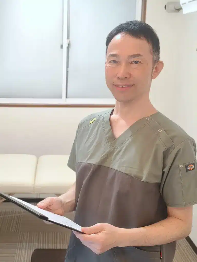 長岡市の整体院Lines.院長がカウンセリングを行う様子（腰痛・しびれ対応）