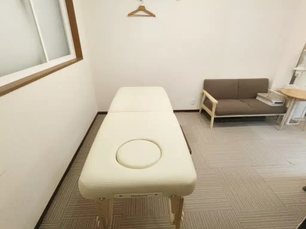 長岡市の整体院Linesの施術用ベッド