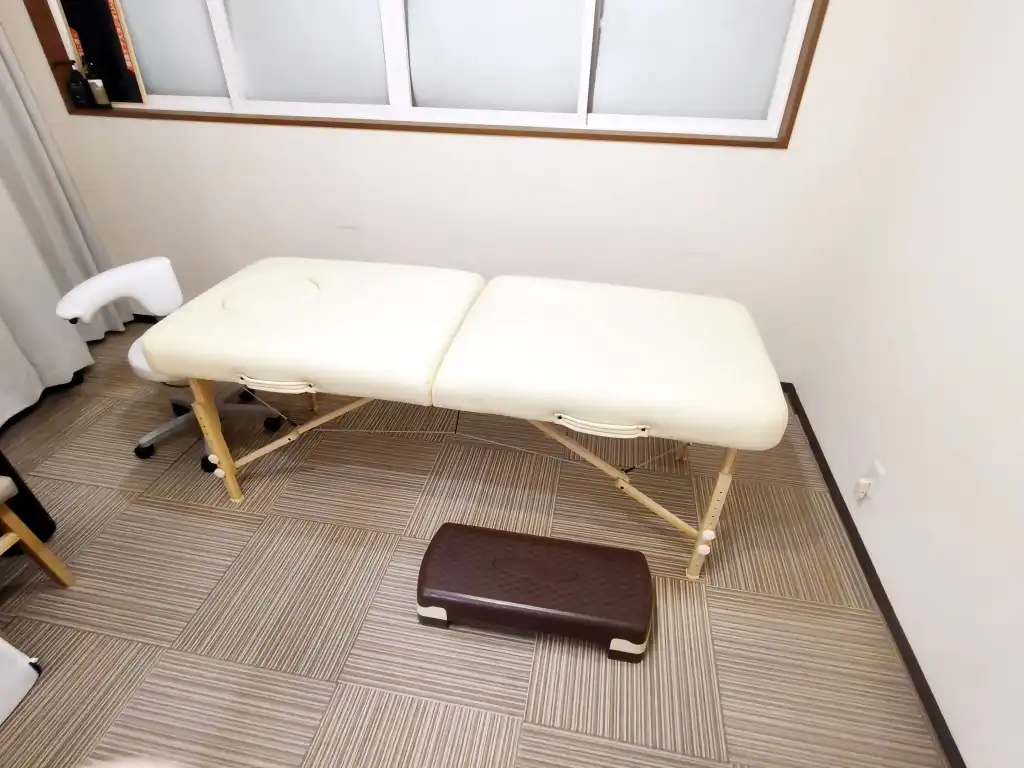 長岡市の整体院Linesの施術スペース。清潔で落ち着いた施術環境