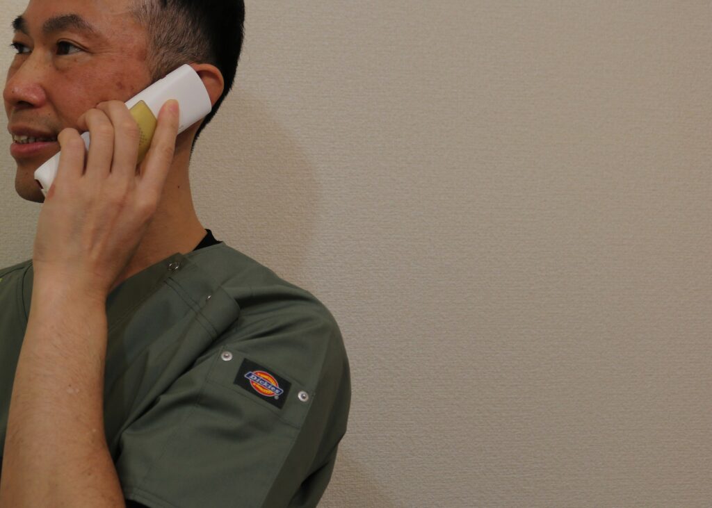 ご相談のお電話を受けている整体師の横顔