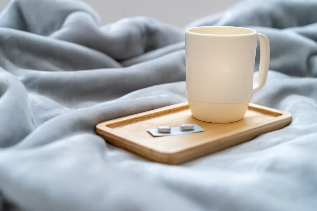 夜に腰痛が強まり痛み止めを服用するイメージ