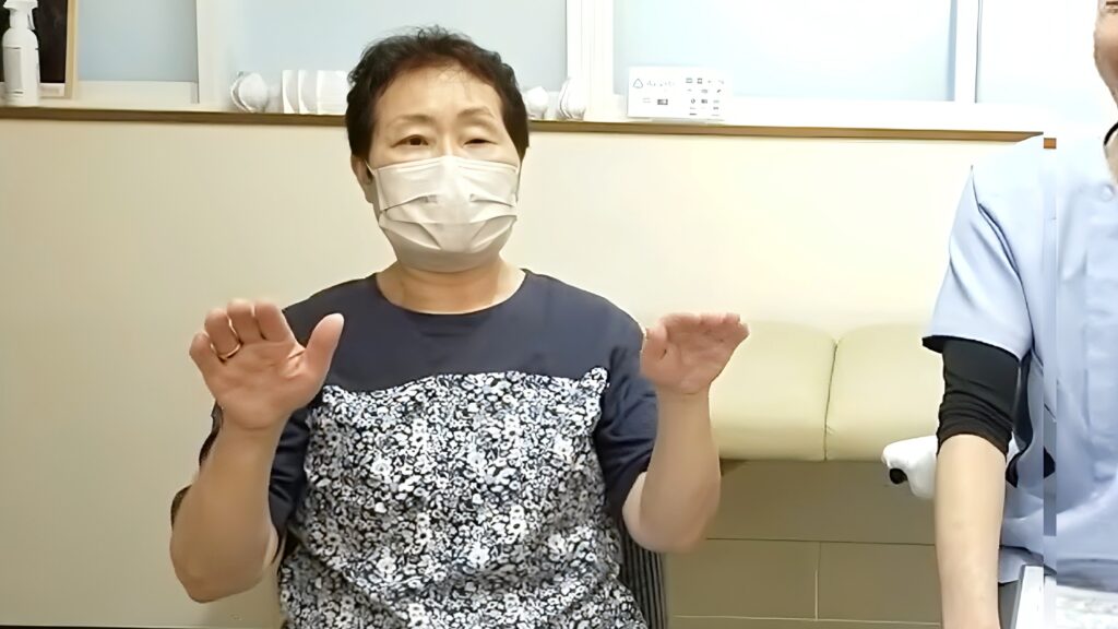 新潟県長岡市の整体院でインタビューを受ける70代女性。坐骨神経痛の痛みがほとんどなくなった現在の様子。