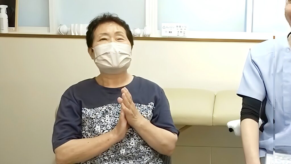 新潟県長岡市の整体院でインタビューを受ける70代女性。坐骨神経痛の改善後、静岡旅行への挑戦について語る様子。