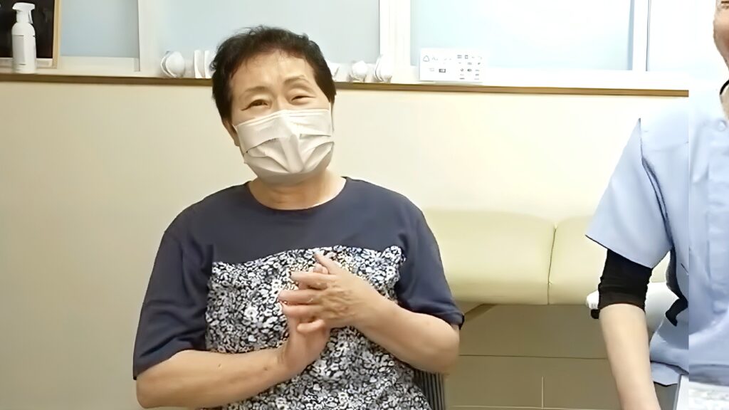 新潟県長岡市の整体院でインタビューを受ける70代女性。来院前は左足に雷が落ちたような痺れと痛みに悩んでいた。