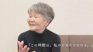 長岡市の整体で膝に水が溜まった84歳女性が回復について語るインタビュー風景