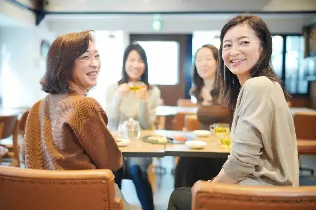 笑顔でランチを楽しむ60代女性たちの様子