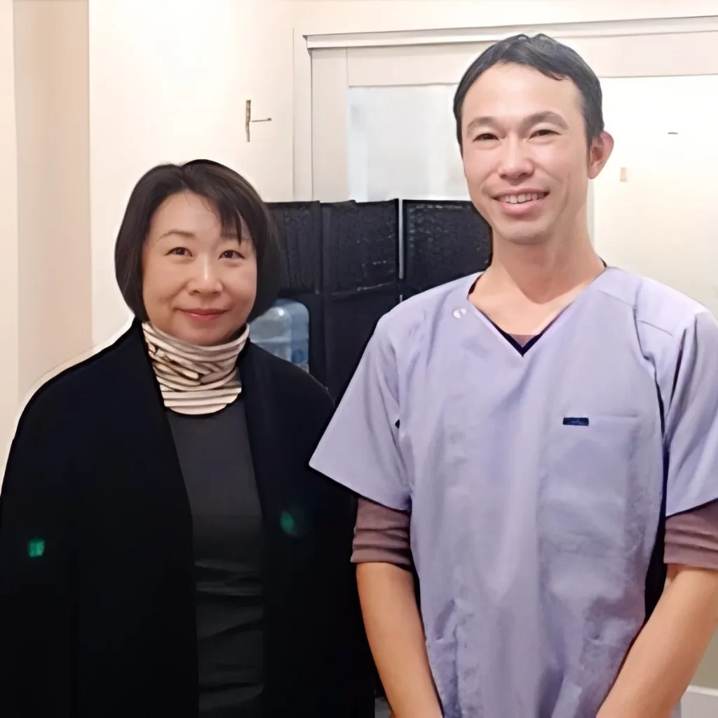 長岡市でぎっくり腰を繰り返していた50代女性のお客様と院長の写真