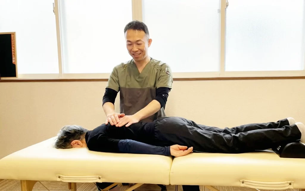長岡市の整体院で行うDRT施術の様子(やさしいバランス調整)