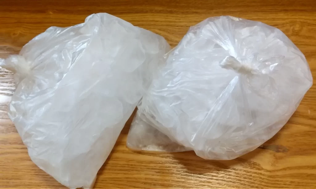 ビニール袋に入れた氷（ぎっくり腰の冷却用）