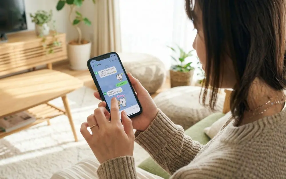 長岡市の整体院へLINEで予約・相談しているイメージ