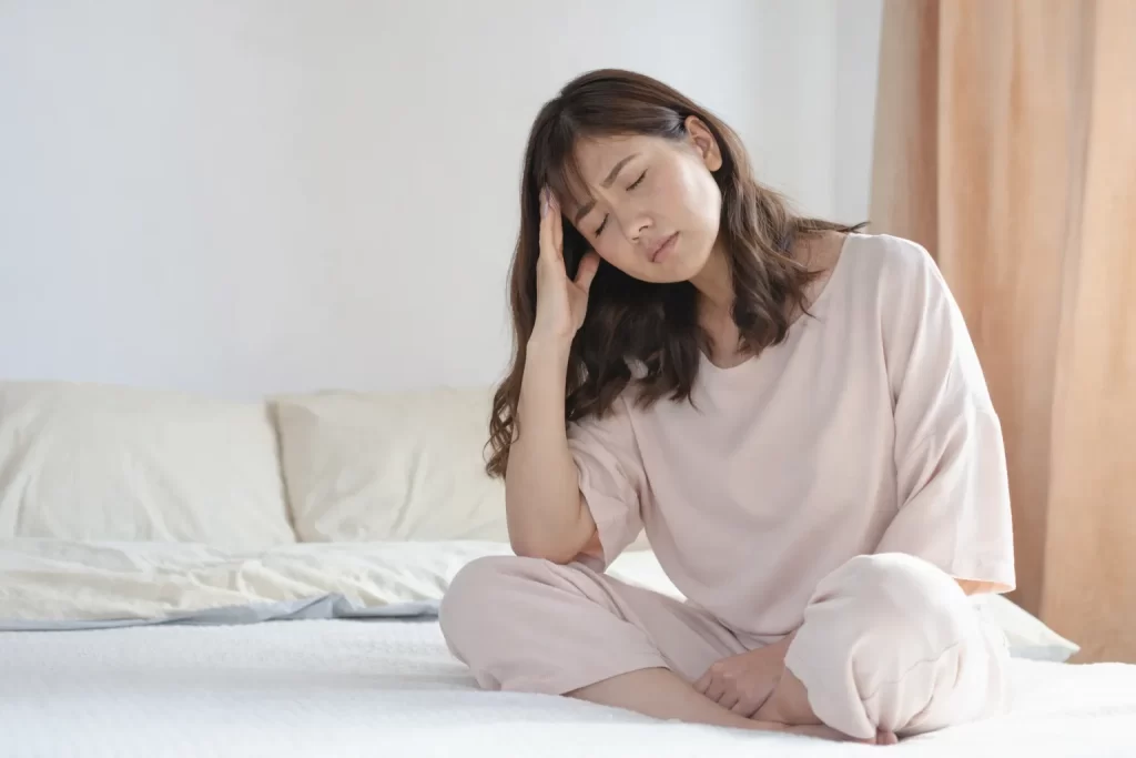 体に合わないマットレスで腰の違和感に悩む女性