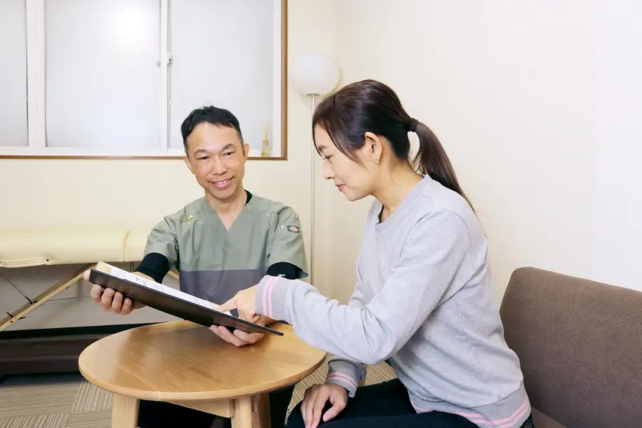 長岡市の整体院で坐骨神経痛のカウンセリングを行う様子