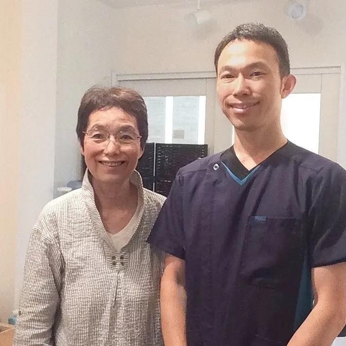 長岡市の整体で坐骨神経痛が改善し旅行に行けるようになった70代女性と整体師の写真