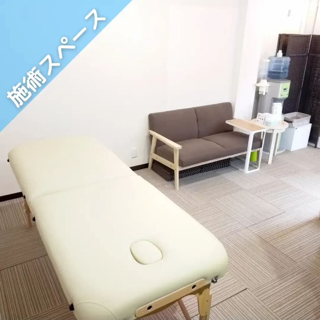 長岡市の整体院Lines.の施術スペースと整体ベッドの様子