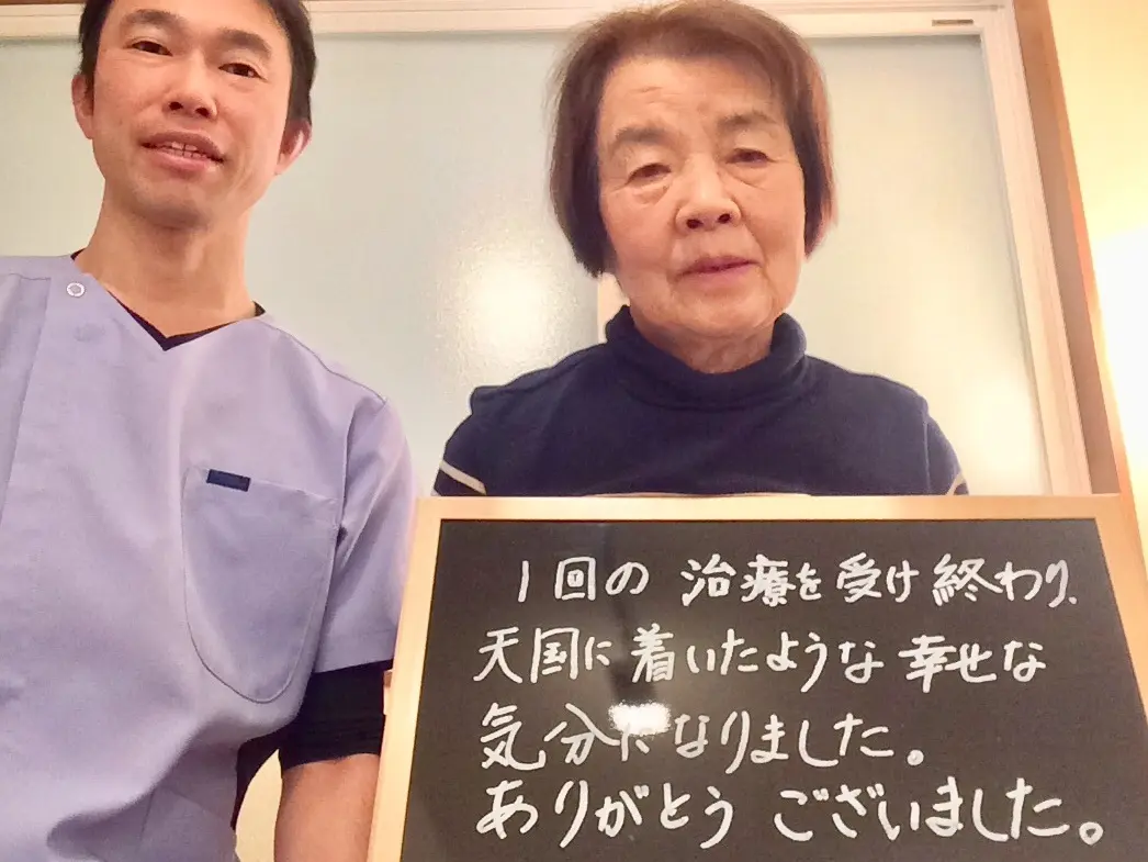 整体施術後に楽になったと話す長岡市の79歳女性のお客様と施術者の写真